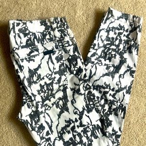 Joes size 24. Geometric black and white design